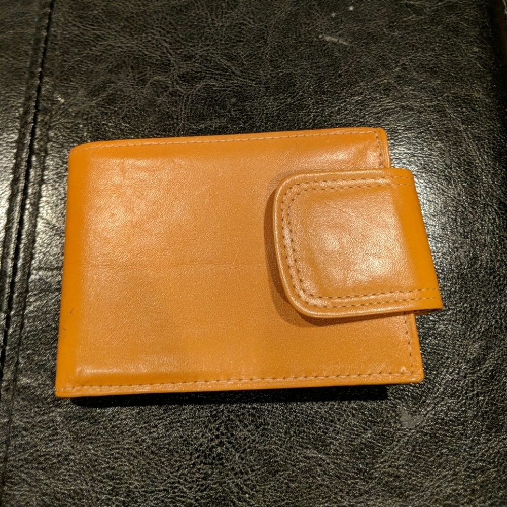 Amity Cowhide tri-fold wallet